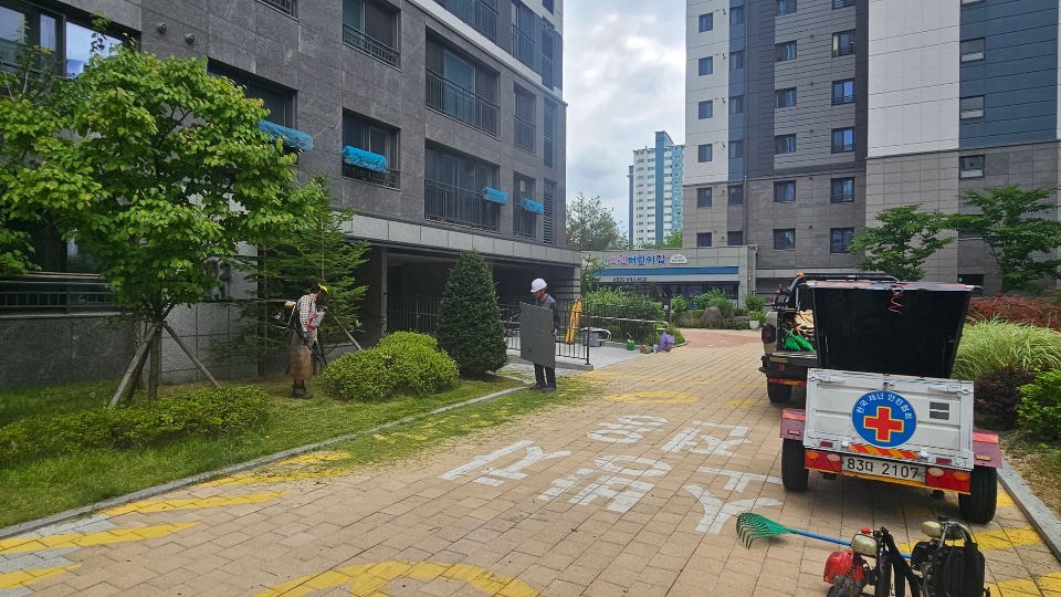 예초 작업 중