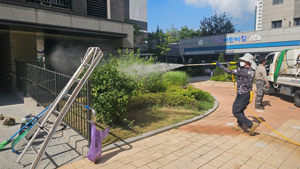 방제 작업 중